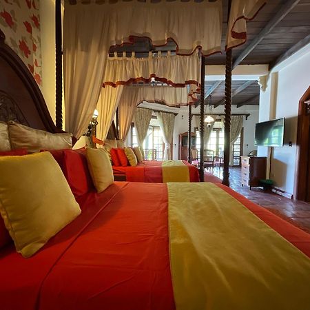 Tropicana Castle Dive Resort Powered By Cocotel Puerto Galera Phòng bức ảnh
