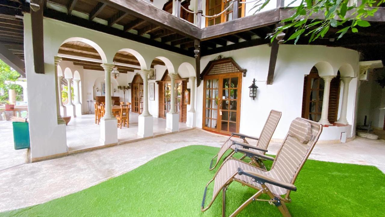 Tropicana Castle Dive Resort Powered By Cocotel Puerto Galera Ngoại thất bức ảnh
