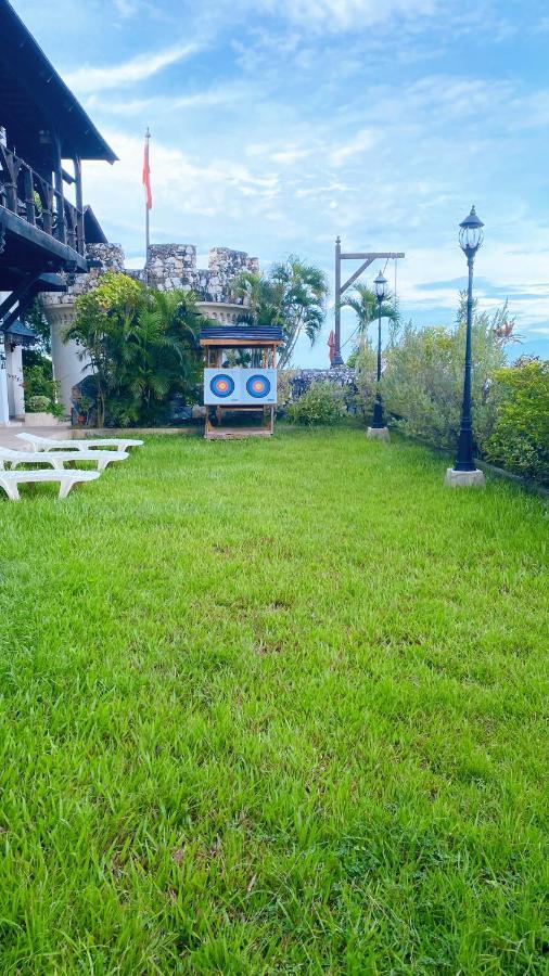 Tropicana Castle Dive Resort Powered By Cocotel Puerto Galera Ngoại thất bức ảnh
