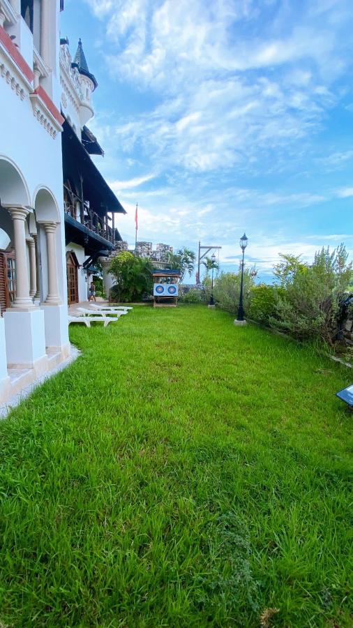 Tropicana Castle Dive Resort Powered By Cocotel Puerto Galera Ngoại thất bức ảnh