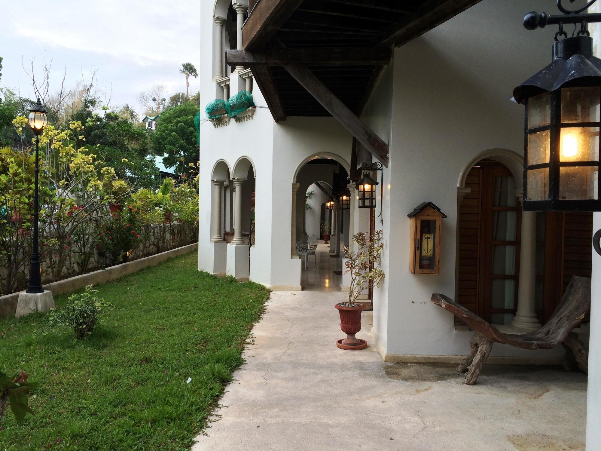 Tropicana Castle Dive Resort Powered By Cocotel Puerto Galera Ngoại thất bức ảnh